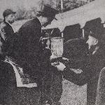 Centuria II - Prezes PKO wręcza Nagrodę Łazienek zwyciężczyni w tym konkursie w 1939 r. Marii Kraińskiej na Centurii II.